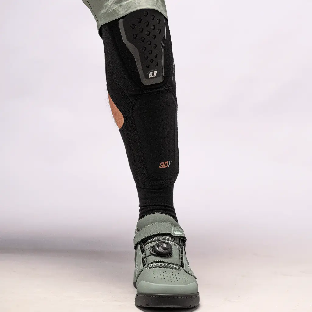 Leatt_Protection_KneeGuard_6.0EVOEXT_Black_Mood10_50260111060_2e07449b-43f8-4870-90fe-b0218447ce68.webp