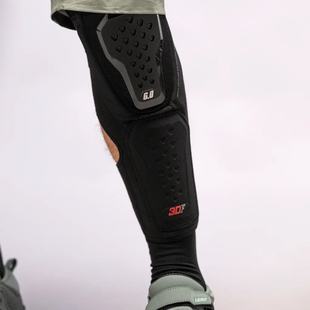 Leatt_Protection_KneeGuard_6.0EVOEXT_Black_Mood8_50260111060_49a59dc7-ae16-41b5-80b7-86957e7f045e.webp